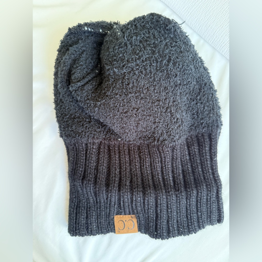 🆓 NWT Fuzzy Lined Diamond Patterned Faux Fur Pom C.C Beanie - Picture 2 of 4